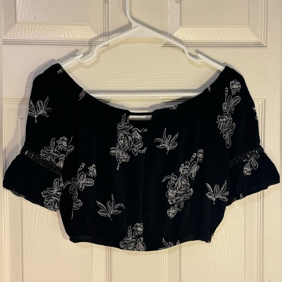 MEDIUM KENDALL AND‎ KYLIE CROP TOP - Picture 1 of 4